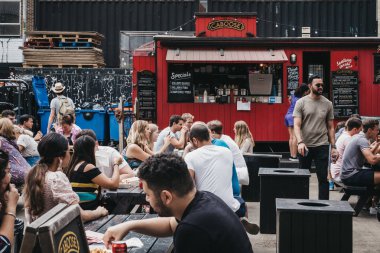 Londra, İngiltere - 22 Temmuz 2018: Ely'nın bahçesinde, popüler sanayi tarzı sokak gıda Brick Lane, Doğu Londra sadece piyasadan sokak gıda zevk insanlar.