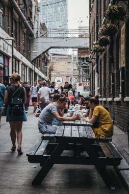 Londra, İngiltere - 22 Temmuz 2018: Ely'nın bahçesinde, popüler sanayi tarzı sokak gıda Brick Lane, Doğu Londra sadece piyasadan sokak gıda zevk insanlar.