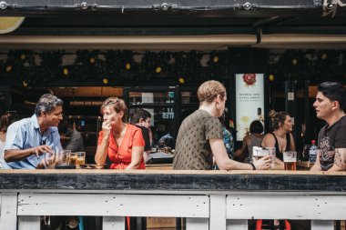 Londra, İngiltere - 22 Temmuz 2018: Ely'nın bahçesinde, popüler sanayi tarzı sokak gıda Brick Lane, Doğu Londra sadece piyasadan sokak gıda zevk insanlar.