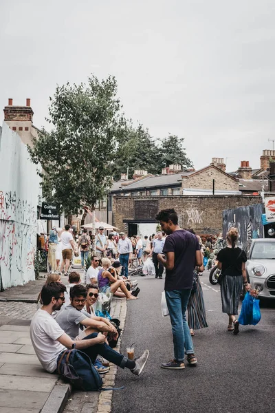 Londyn Wielka Brytania Lipca 2018 Ludzie Siedzący Ziemi Przy Ulicy — Zdjęcie stockowe