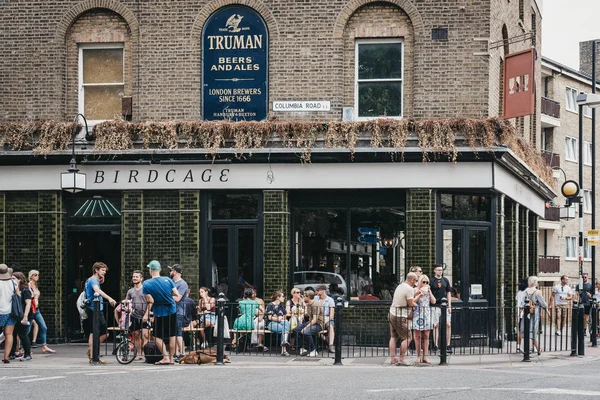 Лондон Великобритания Июля 2018 Года Люди Стоящие Пьющие Возле Паба — стоковое фото