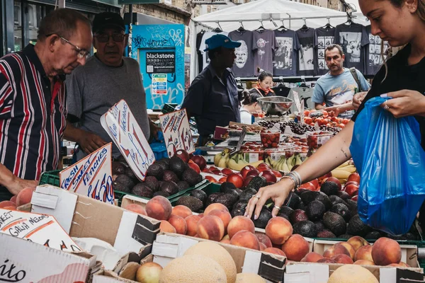 Londres Reino Unido Julho 2018 Mulher Comprando Frutas Frescas Brick — Fotografia de Stock