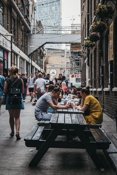 Londra, İngiltere - 22 Temmuz 2018: Ely'nın bahçesinde, popüler sanayi tarzı sokak gıda Brick Lane, Doğu Londra sadece piyasadan sokak gıda zevk insanlar.