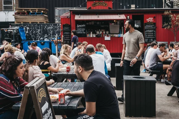 ロンドン イギリス 2018 イーリーの庭 煉瓦車線 東ロンドンから人気の産業スタイルのストリート フード市場で屋台の食べ物を楽しんで — ストック写真