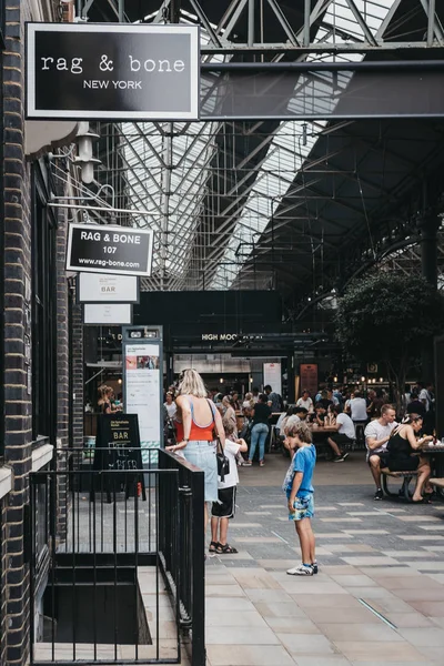 London July 2018 People Walking Spitalfields Market One Finest Surviving — Stock Photo, Image
