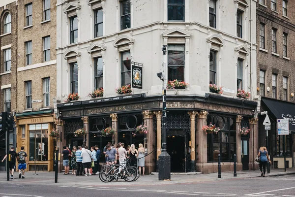 Londra, İngiltere - 22 Temmuz 2018: ayakta ve Shoreditch, East London, pub Jack iki kurban ile sözde dernek için ünlü Ten Bells'de barda dışında karın deşen içkiyi insanlar.