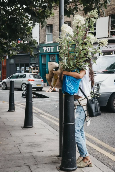 Londres Reino Unido Julio 2018 Gente Lleva Plantas Flores Compradas — Foto de Stock