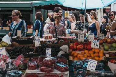 Londra, İngiltere - 21 Temmuz 2018: Kadınlar Portobello Road Market, Londra taze meyve ile piyasa ahır beklemedeyiz. Portobello yolu 1000'den fazla mağaza ile dünyanın en büyük antika pazarı.