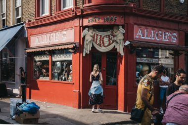 Londra, İngiltere - 21 Temmuz 2018: Alice'in insanlar antika dükkanı Portobello Road, Londra, İngiltere. Portobello yolu 1000'den fazla mağaza ile dünyanın en büyük antika pazarı.