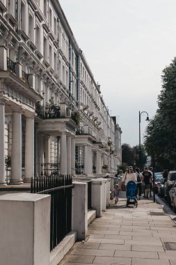 Londra, İngiltere - 21 Temmuz 2018: evlerden Notting Hill, Londra, bir yıllık karnaval için ünlü şehir en lüks alanlarında geçmiş yürürken insanlar.
