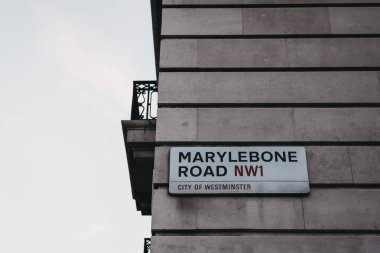 Londra, İngiltere - 26 Temmuz 2018: Marylebone Road sokak adı oturum açma City Westminster, Londra'nın merkezi alanının çoğunu kaplayan ve şehir University'nden London borough bir binanın duvarında