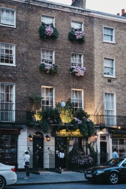 Londra, İngiltere - 26 Temmuz 2018: Sherlock Holmes Müzesi önünde insanlar, özel şahıs tarafından işletilen bir Müzesi Londra'nın ünlü hayali dedektif Sherlock Holmes için adanmış.