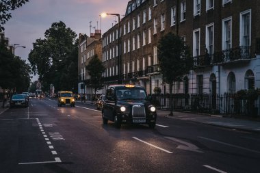 Londra, İngiltere - 26 Temmuz 2018: Kara ışıklı taksi işaretleri ile Londra, İngiltere'de bir sokakta kazanılmıyor. Londra taksi Başkentin ulaşım sisteminin önemli bir parçasıdır.