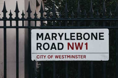 Londra, İngiltere - 26 Temmuz 2018: Marylebone Road sokak adı oturum açma City Westminster, Londra'nın merkezi alanının çoğunu kaplayan ve şehir statüsüne University'nden London borough bir çit.