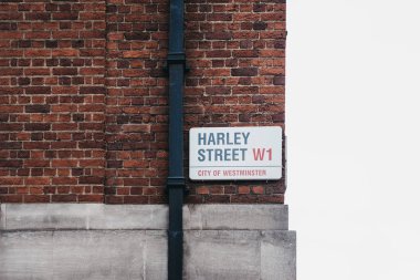 Londra, İngiltere - 26 Temmuz 2018: Harley Street City Westminster, Londra binanın duvarındaki işareti adı. Harley street onun sayıda özel uzman tıp ve cerrahi ünlüdür.