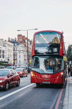 Londra, İngiltere - 26 Temmuz 2018: Kırmızı çift katlı otobüs sayısı 18 Euston doğru Marylebone, Londra, İngiltere'de bir sokakta. Çift katlı otobüs kentin ikonik bir semboldür.