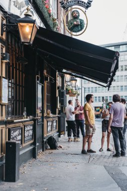 Londra, İngiltere - 26 Temmuz 2018: insanlar Marylebone, Londra, Madame Tussauds Mumya Müzesi için ünlü alan ve Sherlock Holmes Müzesi dışında yeşil adam içme.