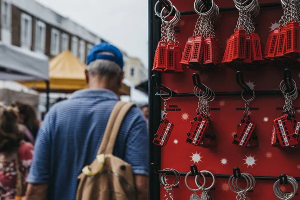 London July 2018 Tourists Walking Stand Souvenir Key Chain Sale — Stock Photo, Image