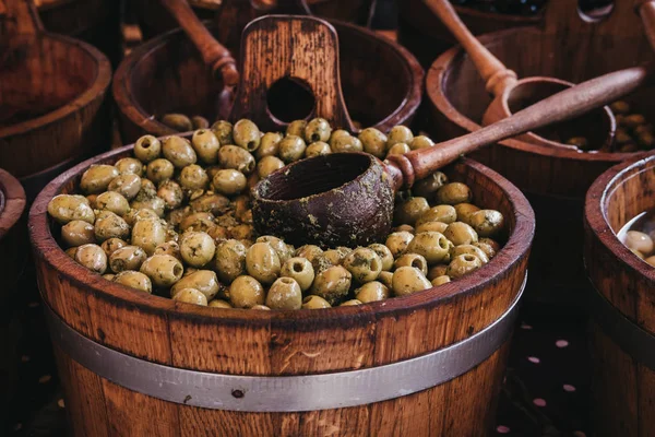 Nahaufnahme Grüner Entkernter Oliven Einem Holzsarg — Stockfoto