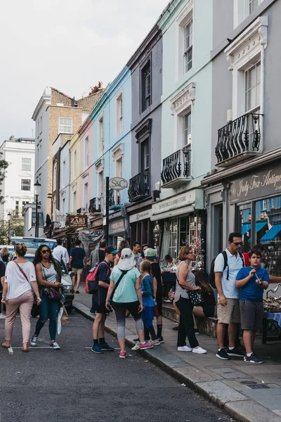London July 2018 People Walk Pastel Coloured Houses Portobello Road — Stock Photo, Image