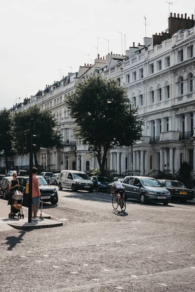 London July 2018 Cyclist Coming Road People Waiting Cross Road — Stock Photo, Image