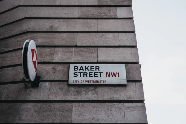 2018年7月26日 贝克街名称标志在伦敦西敏寺市的一座建筑墙上 占据了大伦敦市中心的大部分地区 也占据了城市地位 — 图库照片