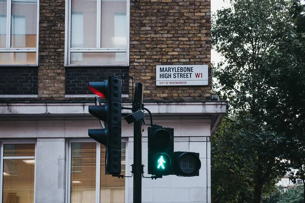 2018年7月26日 绿色的行人灯在波恩路 威斯特城 伦敦市镇 占据了大伦敦的中心区 — 图库照片