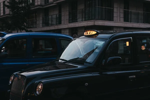 Лондон Великобритания Июля 2018 Крупный План Освещённого Знака Такси Черном — стоковое фото