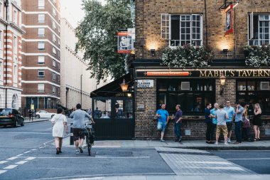 Londra, İngiltere - 26 Temmuz 2018: İnsanlar ve araçların Mabel'ın Meyhanesi pub önünde, Euston ve Kral'ın yakın bir popüler Shepherd Neame pub Cross, Londra, İngiltere.