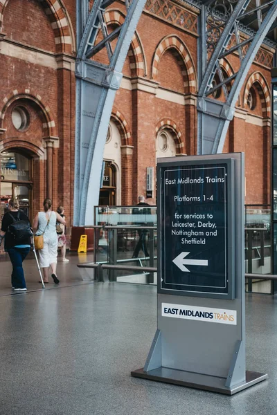 Londres Reino Unido Julio 2018 Señales Direccionales Hacia Este Los — Foto de Stock