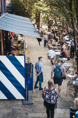 Londra, İngiltere - 17 Eylül 2018: masalarda oturma ve yürüme semt pazarında pazar tezgahları geçmiş insanlar, en büyük ve en eski gıda biri Londra'da pazarlar.