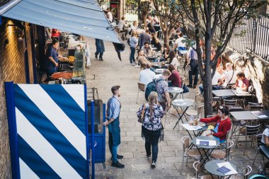 Londra, İngiltere - 17 Eylül 2018: masalarda oturma ve yürüme semt pazarında pazar tezgahları geçmiş insanlar, en büyük ve en eski gıda biri Londra'da pazarlar.