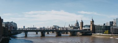 Londra, İngiltere - 17 Eylül 2018: Panoramik Londra manzarası ve river Thames London Bridge, güneşli bir günde. Londra dünyanın en çok ziyaret edilen şehirlerinden biridir.