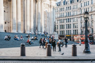 Londra, İngiltere - 17 Eylül 2018: önünde yürüyüş ve St Paul Katedrali, Londra şehir ünlü tekrar 1,400 yaşında Anglikan katedrali merdivenlerde oturan insanlar.