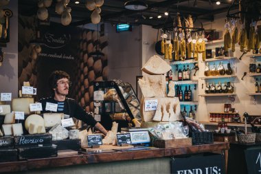 Londra, İngiltere - 17 Eylül 2018: Satıcı charcuterie stand semt pazarında en büyük ve en eski gıda biri Londra'da pazarlar.