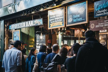 Londra, İngiltere - 17 Eylül 2018: müşteri, semt pazarında bir istiridye barında queuing en büyük ve en eski gıda biri Londra'da pazarlar.