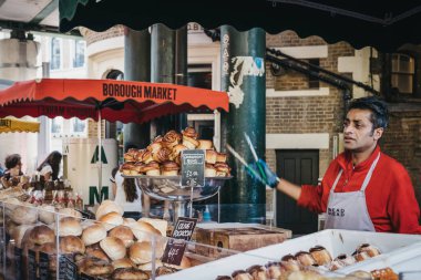 Londra, İngiltere - 17 Eylül 2018: Satıcı bir ekmek baş gıda stand semt pazarında en büyük ve en eski gıda biri Londra'da pazarlar.
