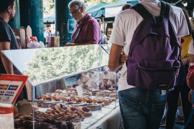 Londra, İngiltere - 17 Eylül 2018: kek Borough Market bir piyasa ahır satın insanlar, en büyük ve en eski gıda biri Londra'da pazarlar.