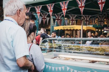 Londra, İngiltere - 17 Eylül 2018: semt pazarında açgözlü keçi Pazar standından dondurma satın insanlar, en büyük ve en eski gıda biri Londra'da pazarlar.