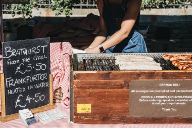 Londra, İngiltere - 17 Eylül 2018: Bratwursts Almanca Şarküteri piyasa ahır Borough Market, ızgara, en büyük ve en eski gıda biri Londra'da pazarlar.
