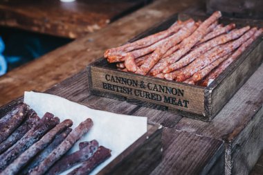 Londra, İngiltere - 17 Eylül 2018: Gurme salam ve sosis, Borough Market Cannon ve top piyasa ahır, en büyük ve en eski gıda biri Londra'da pazarlar.
