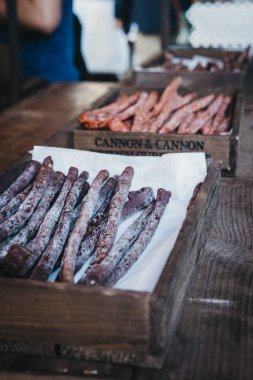 Londra, İngiltere - 17 Eylül 2018: Gurme salam ve sosis, Borough Market Cannon ve top piyasa ahır, en büyük ve en eski gıda biri Londra'da pazarlar.