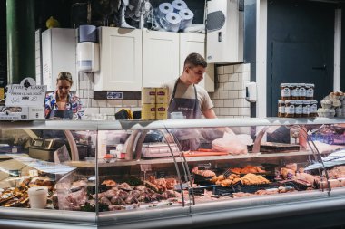 Londra, İngiltere - 17 Eylül 2018: Satıcı kesim et et ve kümes hayvanları stand semt pazarında en büyük ve en eski gıda biri Londra'da pazarlar.