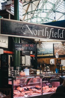 Londra, İngiltere - 17 Eylül 2018: Borough Market Northfield kasap dükkanı, en büyük ve en eski gıda biri Londra'da pazarlar.
