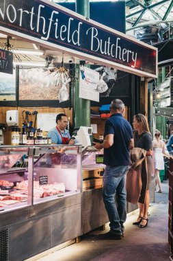 Londra, İngiltere - 17 Eylül 2018: et Borough Market Northfield kasaplık dükkandan satın insanlar, en büyük ve en eski gıda biri Londra'da pazarlar.