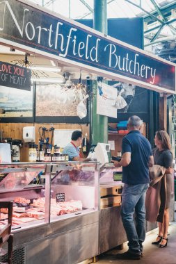 Londra, İngiltere - 17 Eylül 2018: et Borough Market Northfield kasaplık dükkandan satın insanlar, en büyük ve en eski gıda biri Londra'da pazarlar.