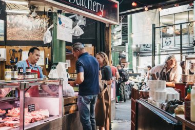 Londra, İngiltere - 17 Eylül 2018: et Borough Market Northfield kasaplık dükkandan satın insanlar, en büyük ve en eski gıda biri Londra'da pazarlar.
