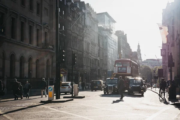 Londres Reino Unido Septiembre 2018 Gente Cruzando Calle Cruce Peatonal —  Fotos de Stock