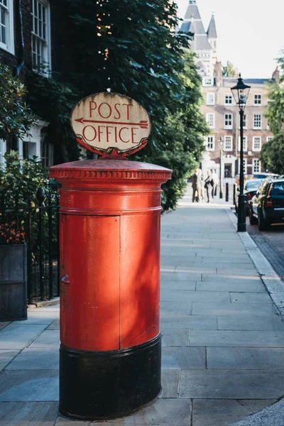 Rode Brievenbus Met Een Retro Postkantoor Directionele Teken Top Londen — Stockfoto