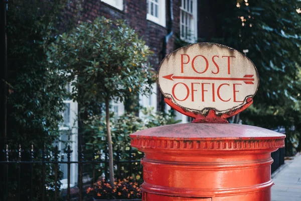 Rode Brievenbus Met Een Retro Postkantoor Directionele Teken Top Londen — Stockfoto